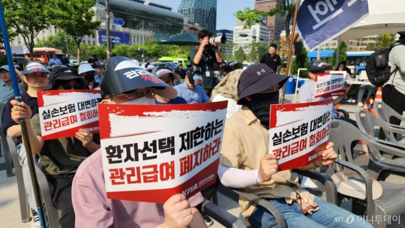 "도둑놈 심보" 맹비난한 의협, "건보 수가 조정 강행 반대"…의사들 또 거리로