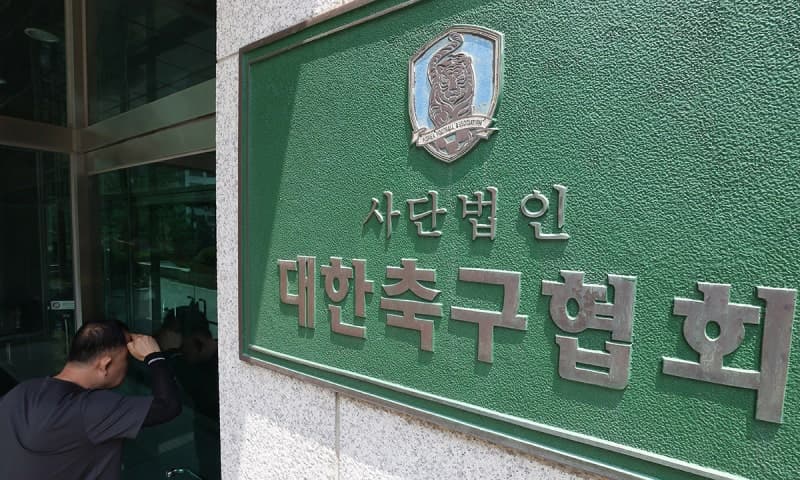 한국 축구, '황금세대' 두고도 32강 탈락…회장 사임·감독 사면초가 '역대급 대혼란'
