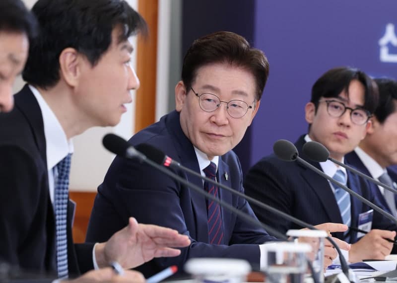 이 대통령, '反유시민 청년 논객' X글 공유… 유시민 겨냥?