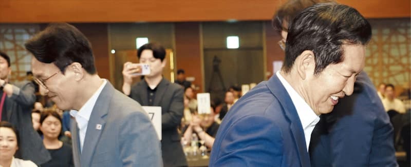 “李, 증축하랬더니 재건축”… 유시민 참전으로 더 격해진 민주당 '명청대전'