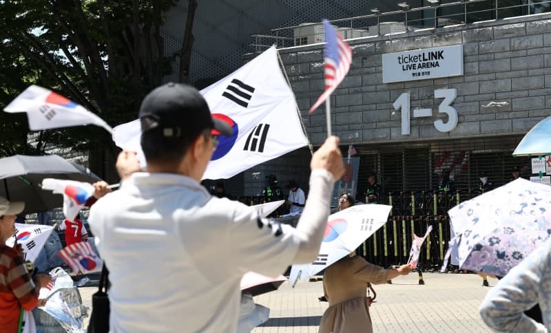 경찰, '잠실 개표소 시위' 57건 수사 중…"139명 엄정 대응"