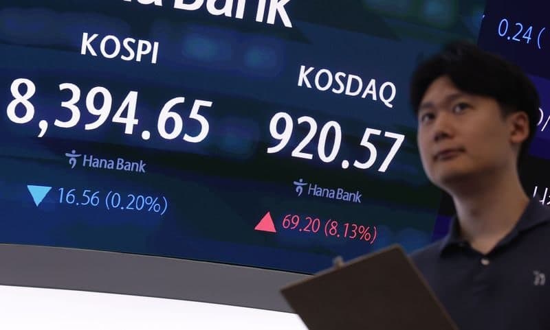 코스피, 삼전·하닉 낙폭 축소에 약보합 마감…코스닥은 8%대 급등