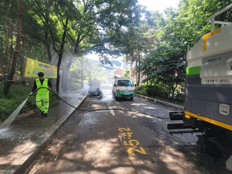 송파구, 러브버그 방역 총력…"고압 물줄기로 쓸어내"