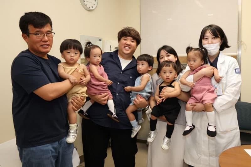 '엄마·아빠' 부르고 공도 '뻥' …서울성모병원 다섯쌍둥이, 18개월 발달검사 건강한 성장 확인