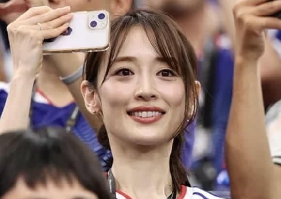 "저 사람 누구야?"…월드컵 중계 잡힌 日 미녀, 알고 보니 축구 선수 아내 이즈미 리카