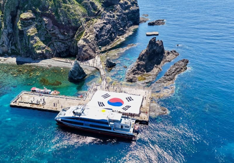 독도에 펼쳐진 가로 30m·세로 20m 초대형 태극기, 시민 70명이 만들었다