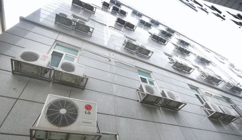 6층서 떨어진 미얀마 남성, 5층 실외기에 매달려 23분 만에 "구사일생" 구조