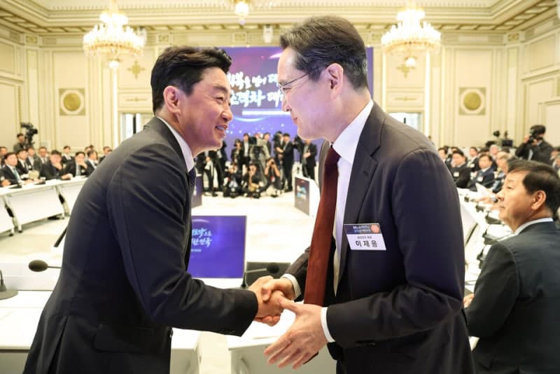 강훈식 "이재용·최태원에 감격…李대통령 '큰절' 가까스로 말려"