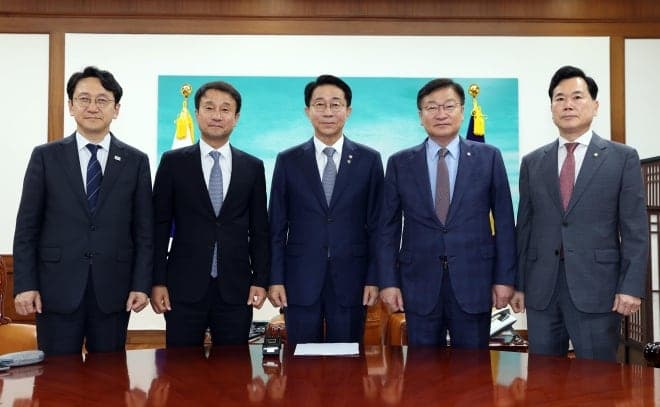 여야, '원구성 논의' 의총…법사위 두고 '강 대 강' 대치 지속