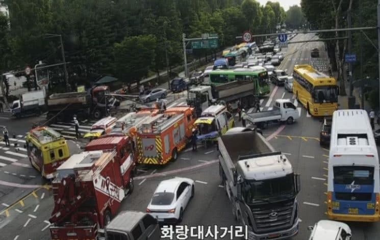 노원 화랑대사거리 덤프트럭끼리 추돌…2명 부상 "이쪽 오지 마!" 출근길 교통 혼잡