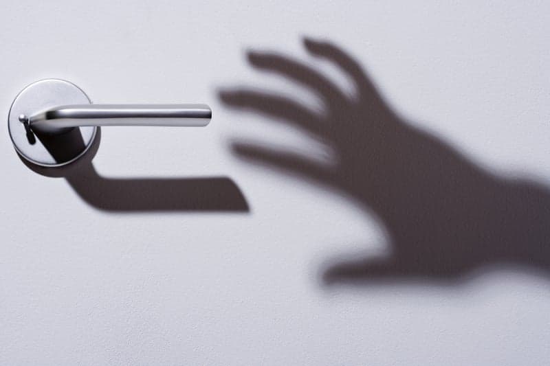 "왜 여기 사냐" 새 이웃 신상 캐묻고 현관문 부순 40대, 스토킹 혐의로 징역형 집행유예