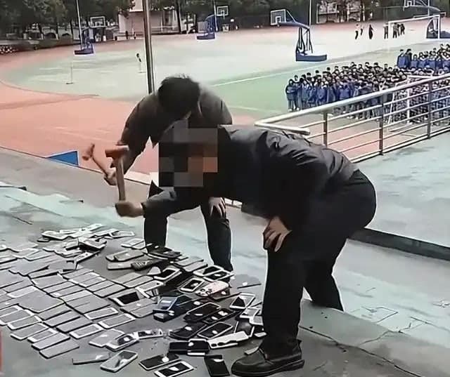 학생들 앞에서 압수 휴대폰 100여대 박살낸 중국 학교…"뭘 보고 배우겠나"