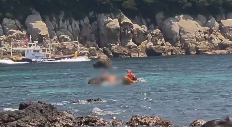 제주 서귀포 해상서 스노클링 중 조류에 떠밀려 갯바위 고립된 관광객 4명 전원 구조