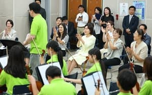 김혜경 여사, '꿈의 오케스트라' 단원 격려…"문화예술로 꿈 키울 수 있게"