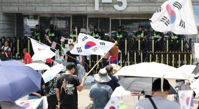 잠실 올림픽공원 봉쇄시위 현장서 '연습용 수류탄' 발견…경찰 수사