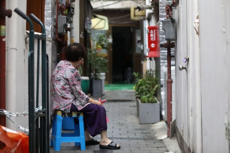 기초연금 기준 충족했지만 못 받는 노인 175만명…"신청주의에 발목"