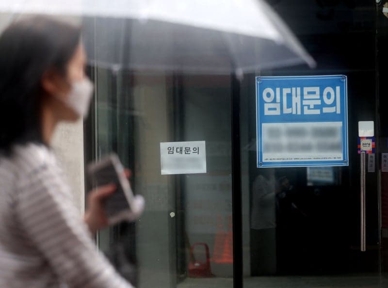 '위기의 자영업자' 빚도 연체액도 '역대 최대'…대출 1100조 육박, 초유의 경고등