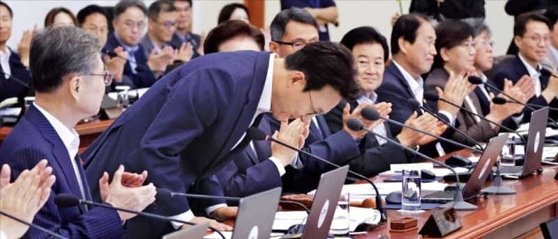 李 대통령 "잠자는 수십조 포인트, 지역화폐로 전환 검토"…소비 진작 기대