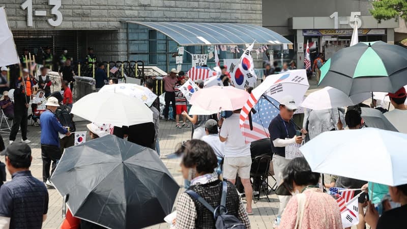 경찰, '잠실 시위' 연습용 수류탄 소지 20대 남성 조사…군 쓰레기장서 주워 전역하며 반출