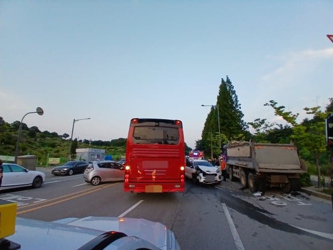 인천 서구 당하동 도로 차량 4대 연쇄 추돌…30대 남성 중상