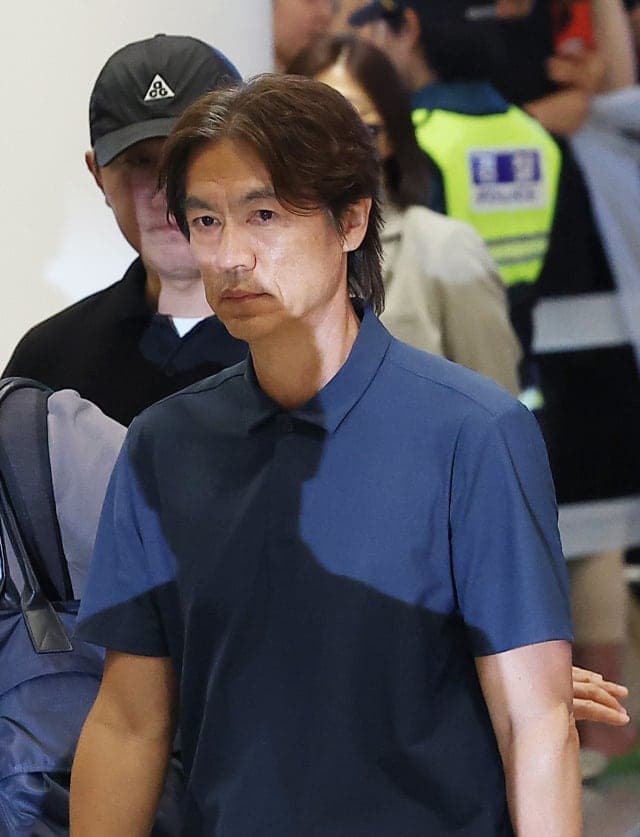 월드컵 졸전 대표팀, 팬 분노 속 귀국