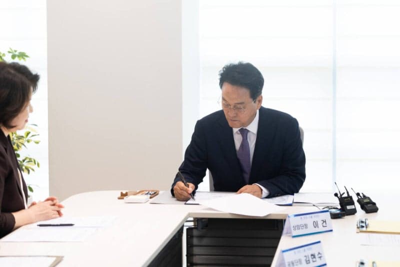 안민석 경기도교육감, 취임 첫 결재는 '폰 프리 스쿨'…"폰 내려놓고 배움 속으로"