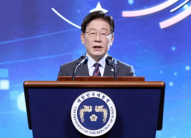 이 대통령 "남북 평화 이루면 더 큰 성과…北 대문 계속 두드려야"