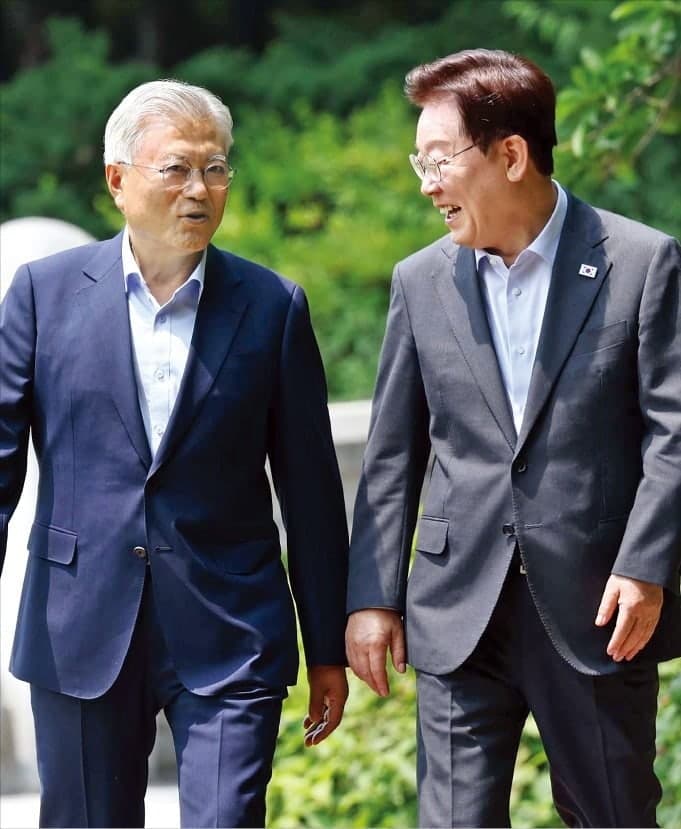 李대통령-文 전 대통령 "멸칭·가짜뉴스 상처 도움 안돼"…단합과 외연 확장 강조