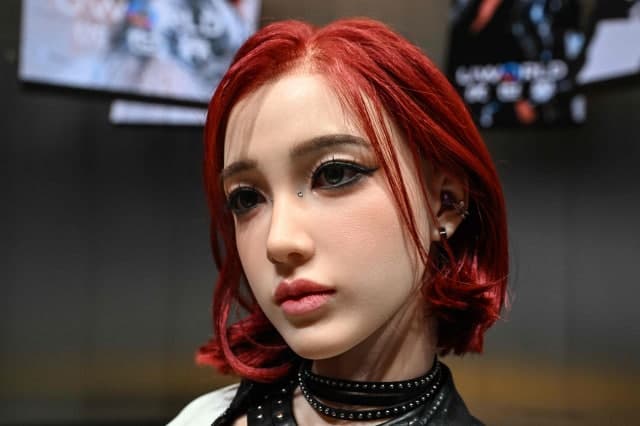 中 '아이돌 외모' 반려 로봇 출시…"속눈썹 한올씩 직접 심어" 2억원 넘어도 주문 폭주