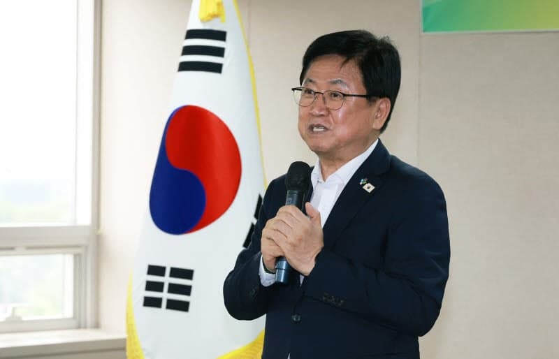 최교진 교육장관 "학생 선수, 기량 아니라 품격 먼저 배워야"…배재고 야구부에 일침