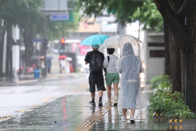 역대 세 번째 늦은 장마, 제주·남부 장맛비…중부는 폭염 속 소나기