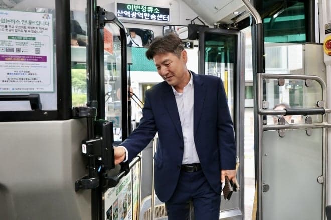 김동욱 도봉구청장, 민선 9기 첫 일정 '주민 속으로'…버스 출근길과 환경공무관 간담회