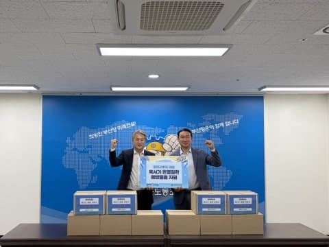 “콘크리트 복사열 꼼짝 마”… 부산항만공사, 현장 근로자 1300명에 ‘폭염 방패’ 지원