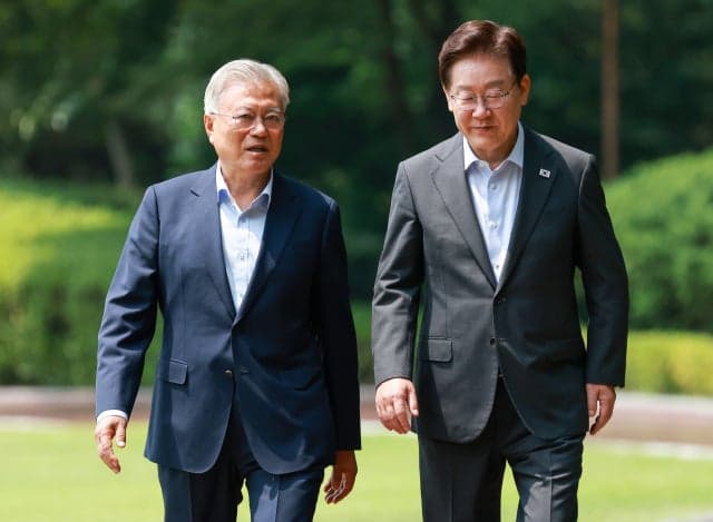 文 "메가프로젝트 잘 이끌어주셔서 감사"…李 "많이 해놓으신 덕분"