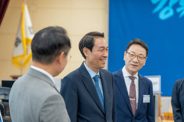 우상호 강원지사, 취임 첫날 김진태 전 후보 고발 취하…"도정에만 전념"