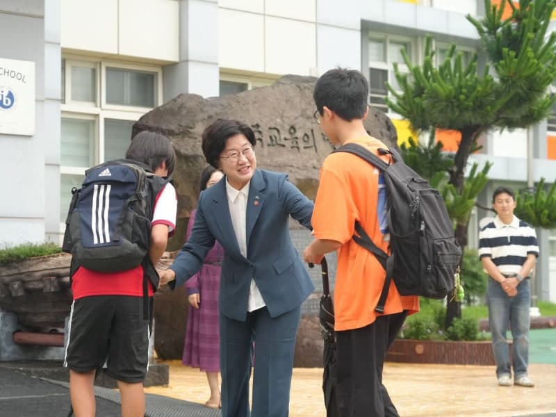 고의숙 제주교육감, 취임식 대신 '등굣길 인사'… "모두가 주인공인 교육 실현"