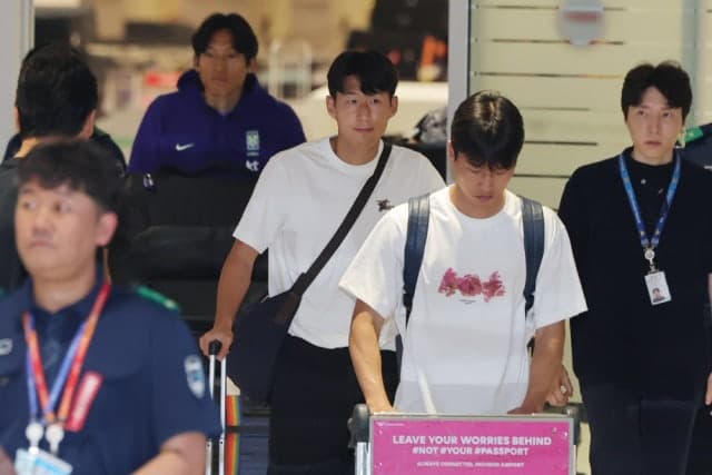 월드컵 탈락 대표팀 귀국, 홍명보 야유 손흥민 위로 극명 대비