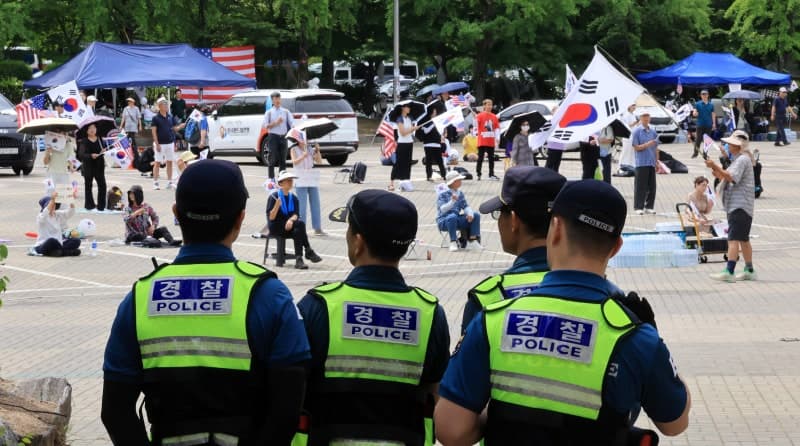 '잠실 개표소 시위' 경찰 폭행 혐의 20대 남성 2명 구속기로