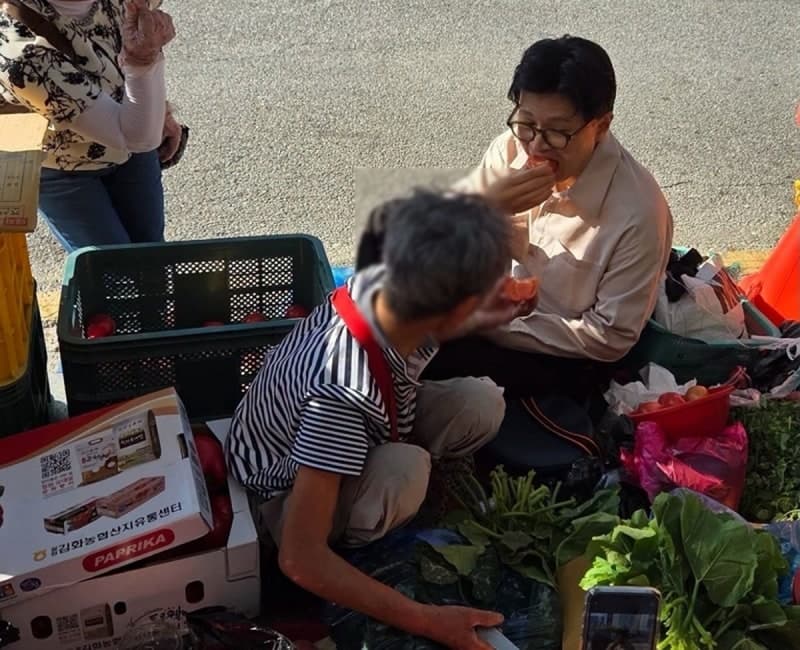 한동훈, '찰밥 할머니'와 재회…시장 바닥 주저앉아 토마토 먹방