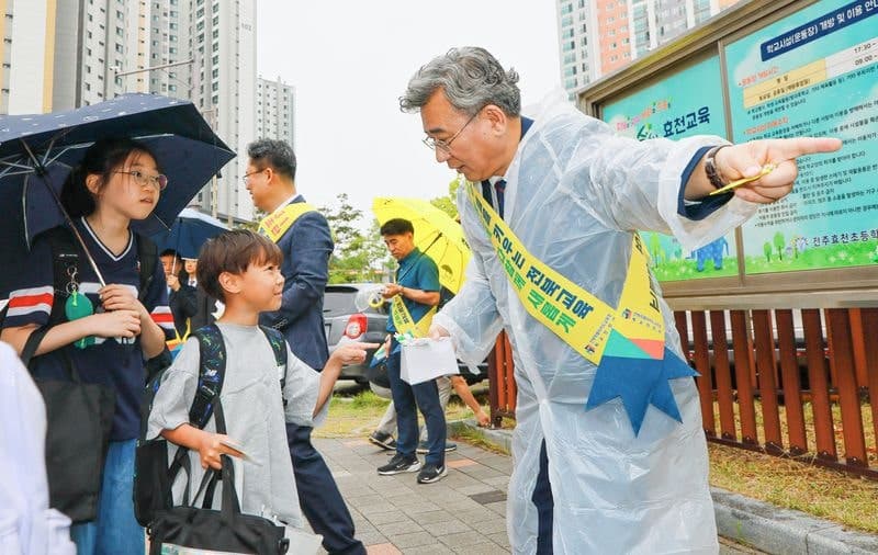 천호성 전북교육감, 취임 첫 일정으로 초등학교 통학로 교통안전 지도… "아이들 안전이 전북교육의 출발"