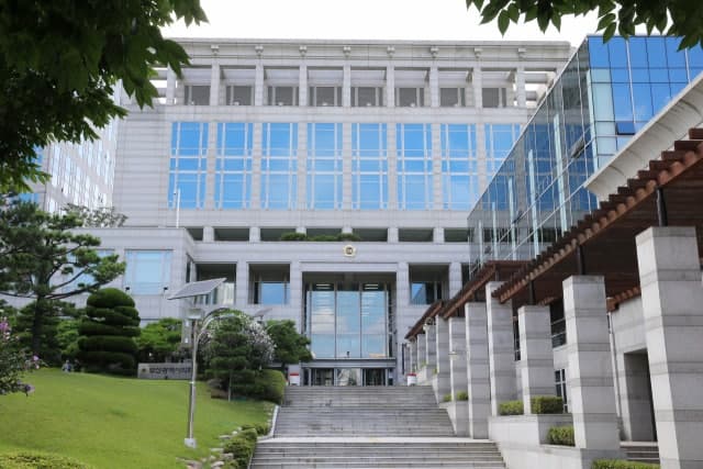 취임 첫날부터 '냉기류'…전재수 부산시장·여소야대 시의회 벌써 신경전