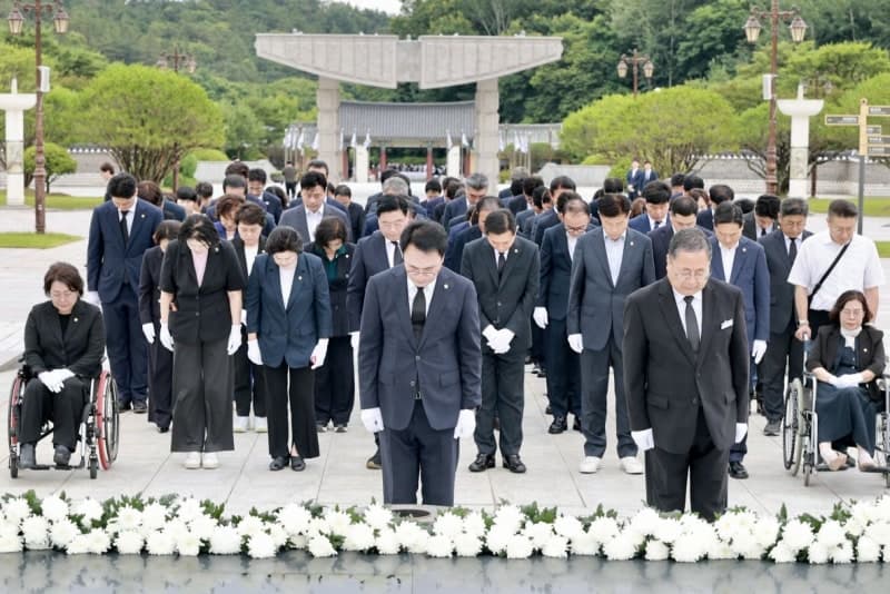 전남광주통합시의회, 첫 공식 일정으로 5·18민주묘지 참배…“오월 정신 계승”