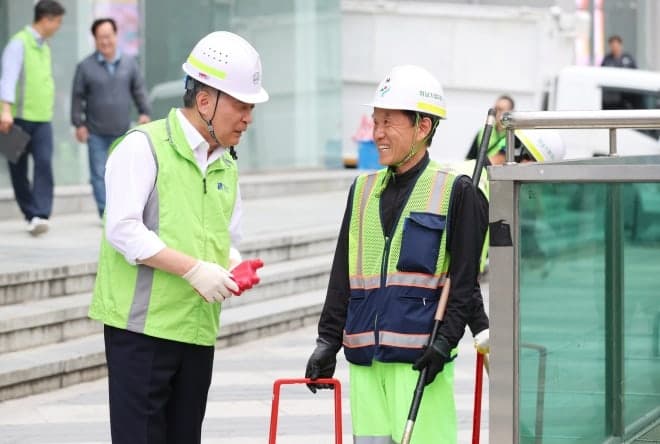 김현기 강남구청장, 환경미화원과 거리 청소하며 민선 9기 첫 공식 일정 시작…“해답은 현장에”