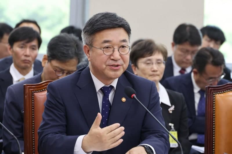 행안장관 "정부가 투표용지 이송 개입하면 부정선거 의심받기 딱 좋아"