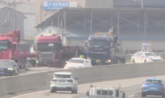 인천김포고속도로서 'H빔' 적재물 낙하 사고, 출근길 극심한 정체