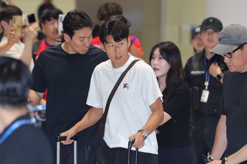 월드컵 조별리그 탈락, 상반된 귀국길