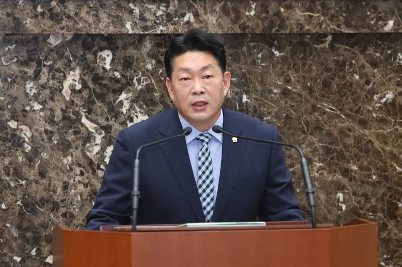 이천시의회, 여야 만장일치로 조주환 의장·김재국 부의장 선출
