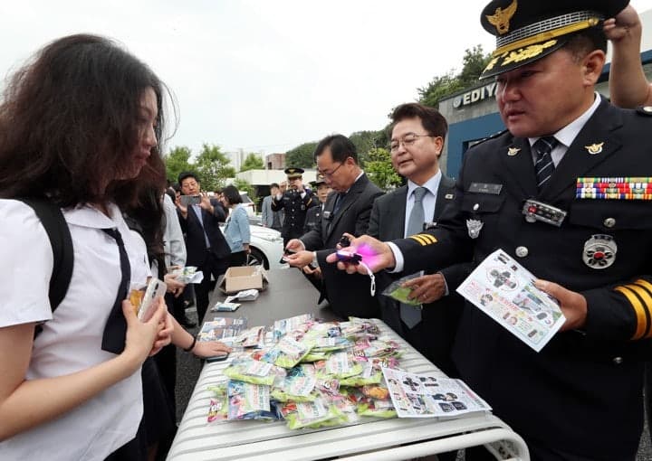 춘천경찰, 전국 첫 'LED 전자호루라기' 보급…빛과 소리로 학생 안전 지킨다