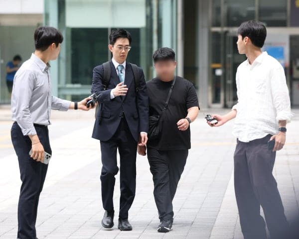 '잠실 개표소 시위' 경찰 폭행 20대 2명 구속기로…오늘 영장심사