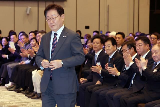 이대통령 지지율 45.2%로 최저치 경신, 부정평가 과반